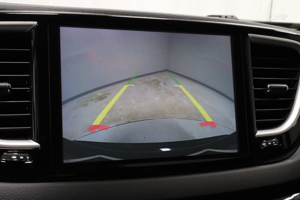 Used 2024 Chrysler Pacifica Touring-L FWD image 3