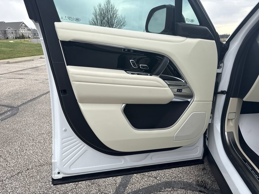 Used 2025 Land Rover Range Rover SE image 12