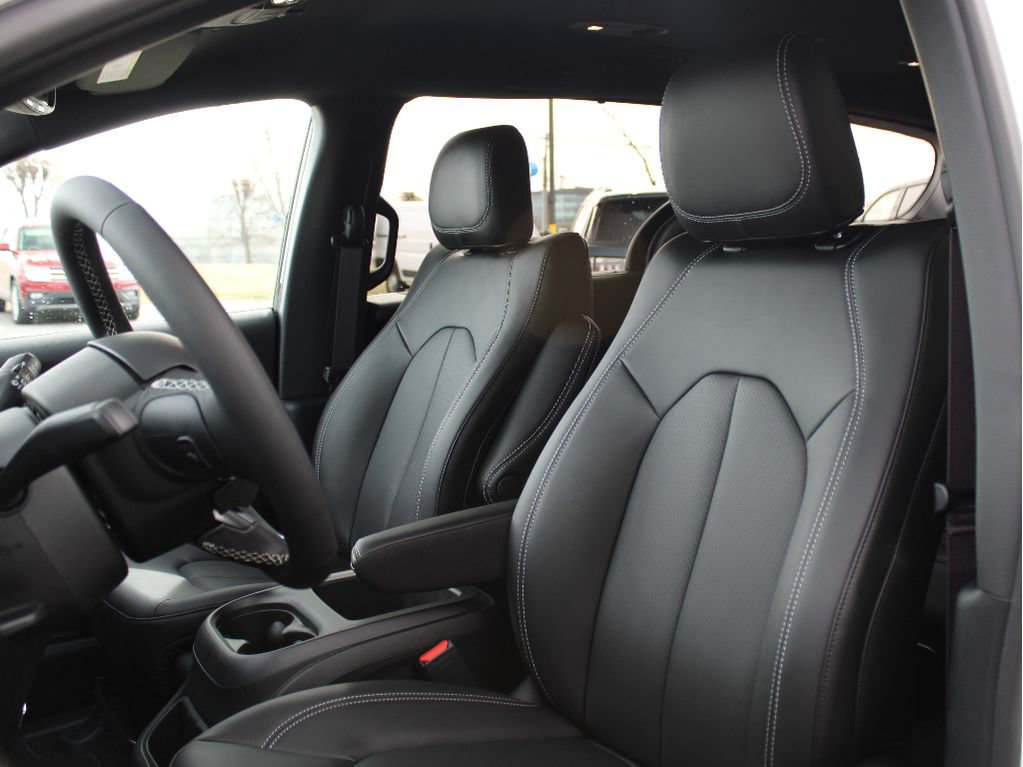 New 2026 Chrysler Pacifica Select AWD/4WD image 13