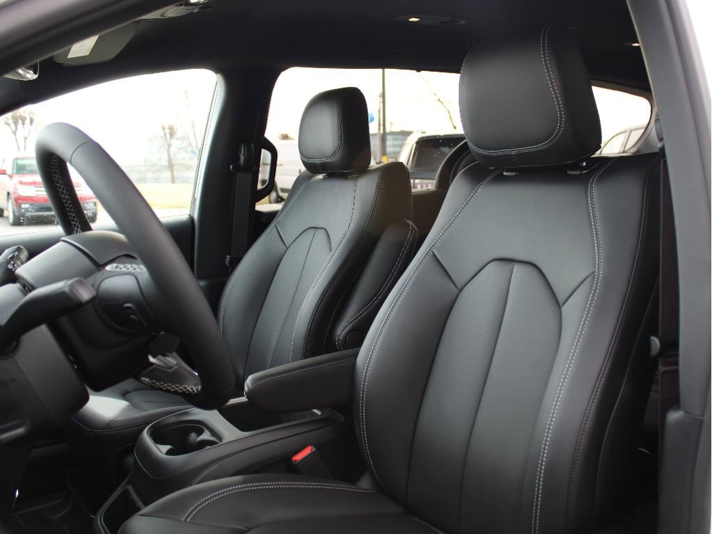 New 2026 Chrysler Pacifica Select image 13