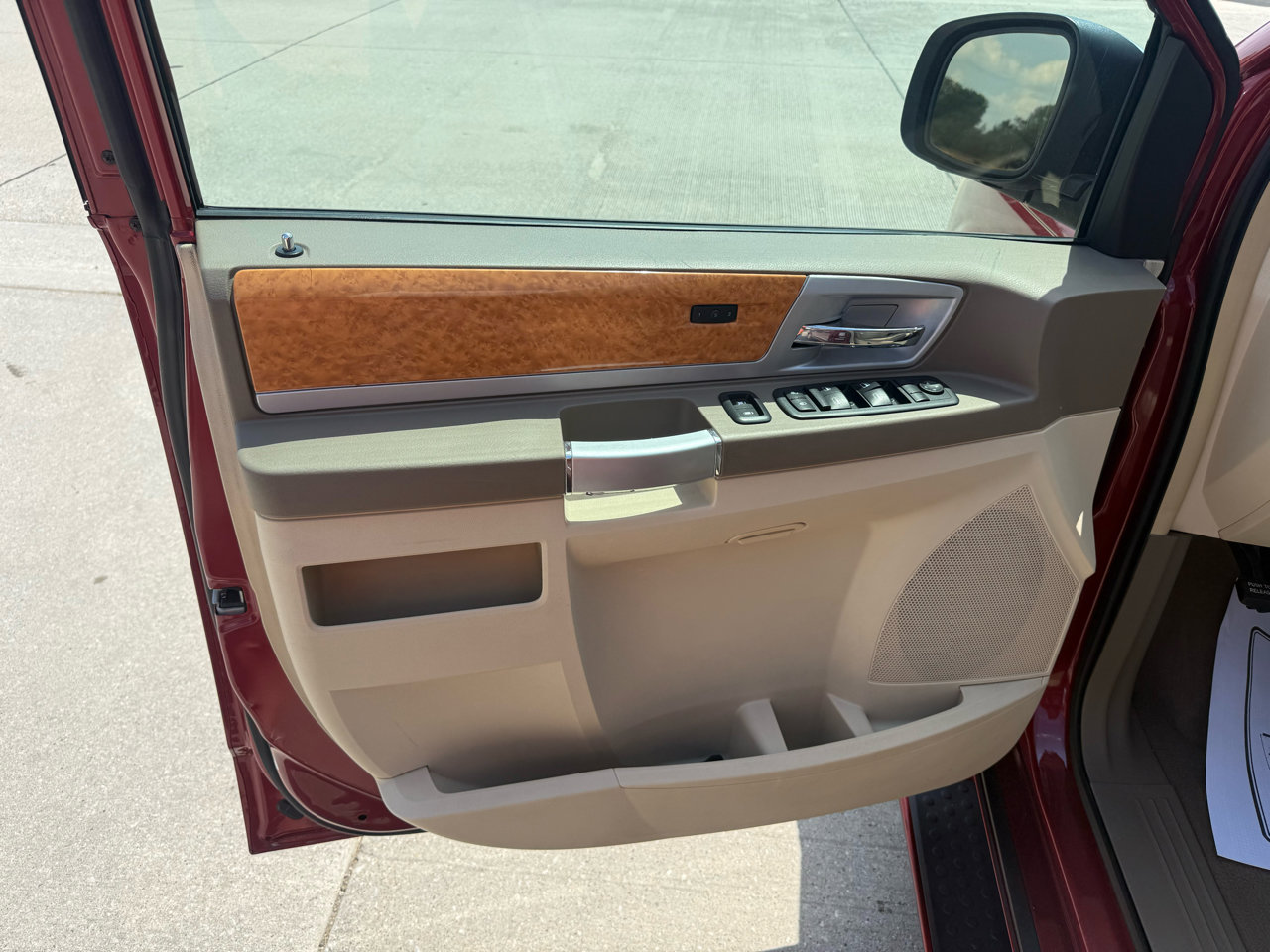 Used 2009 Chrysler Town & Country Limited w/ Entertainment Group #3 image 10