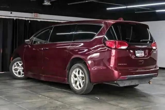 Used 2018 Chrysler Pacifica Touring Plus w/ Tire & Wheel Group FWD image 11