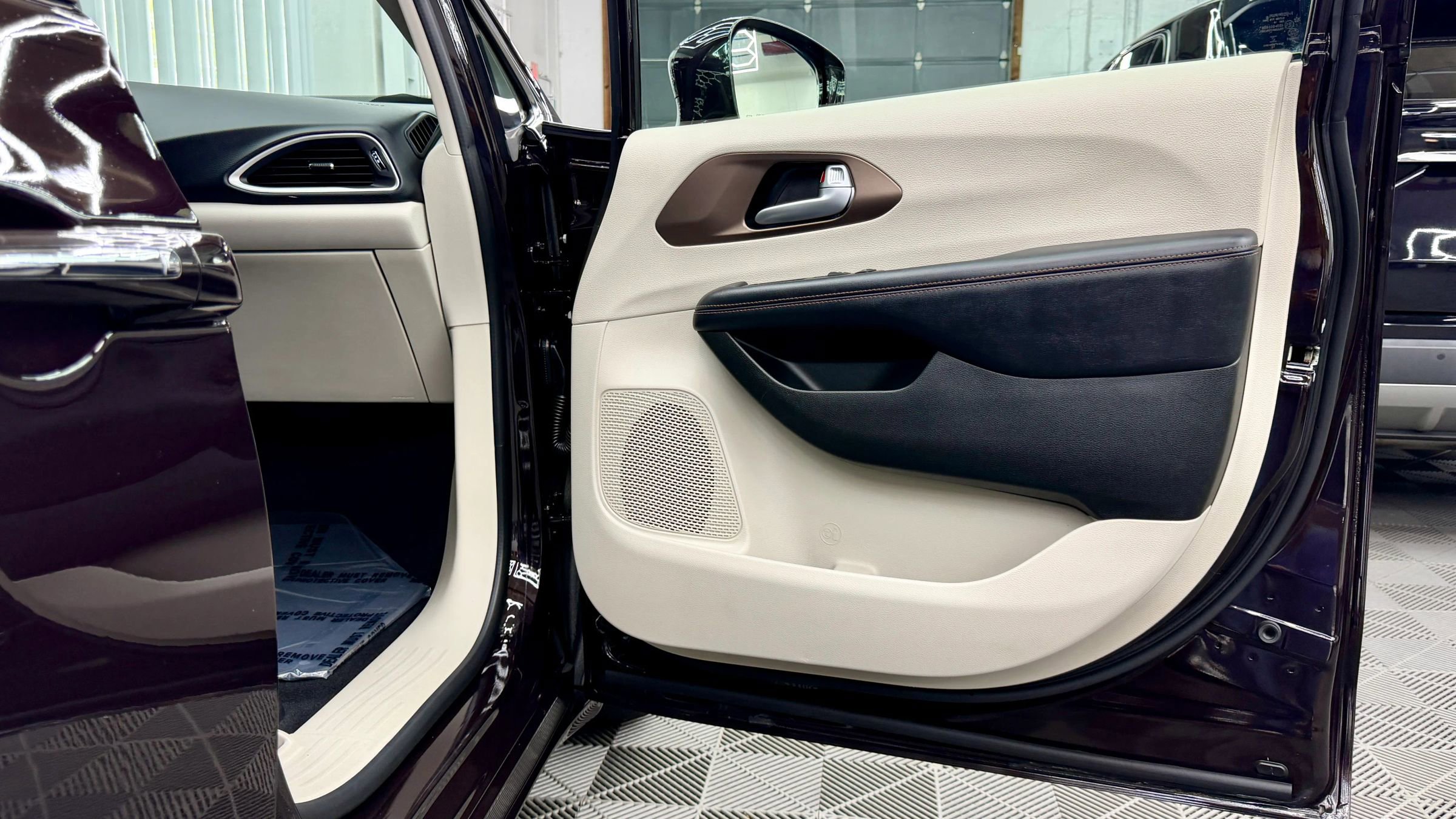 Used 2017 Chrysler Pacifica Touring-L image 6