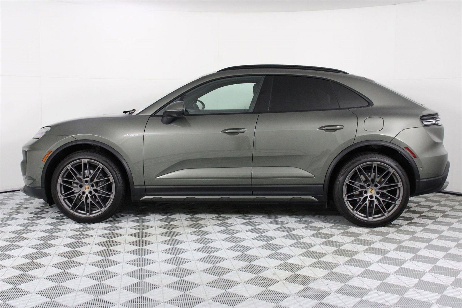 Used 2025 Porsche Macan Electric image 2