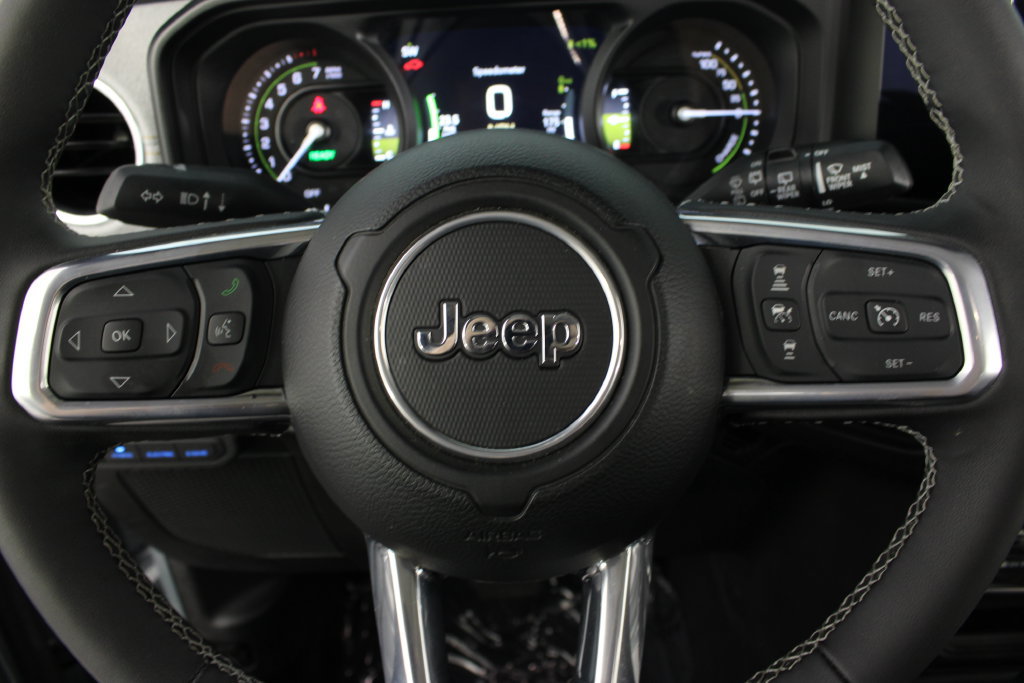 Used 2025 Jeep Wrangler Unlimited Sahara AWD/4WD image 32