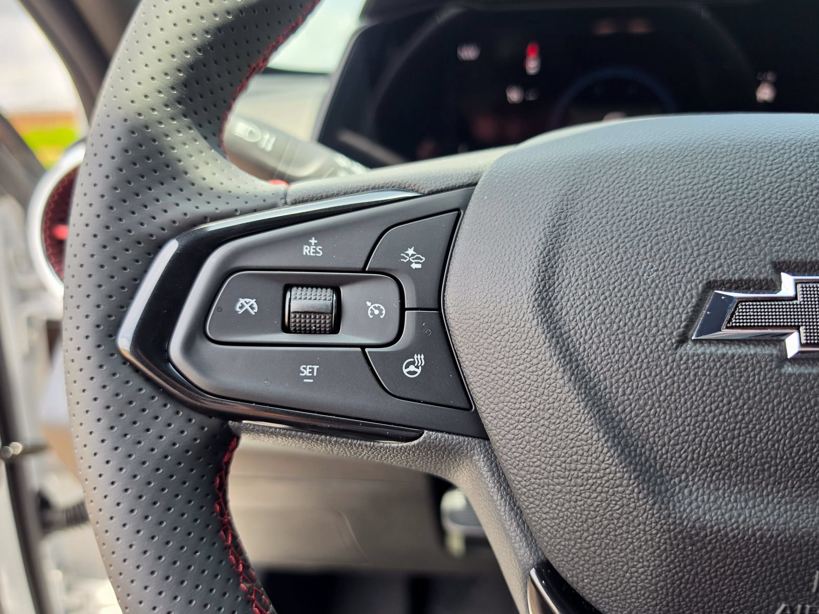 Used 2025 Chevrolet Trax RS w/ Sunroof Package FWD image 23