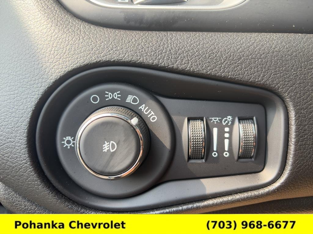 Used 2021 Jeep Renegade Latitude AWD/4WD image 19