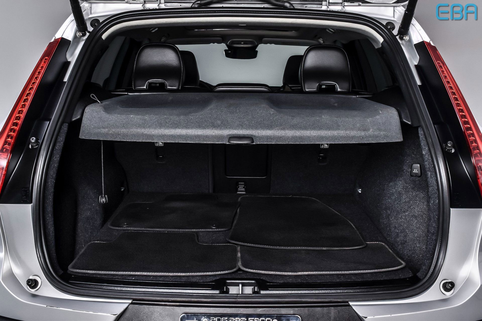 Used 2025 Volvo XC40 B5 Plus image 14