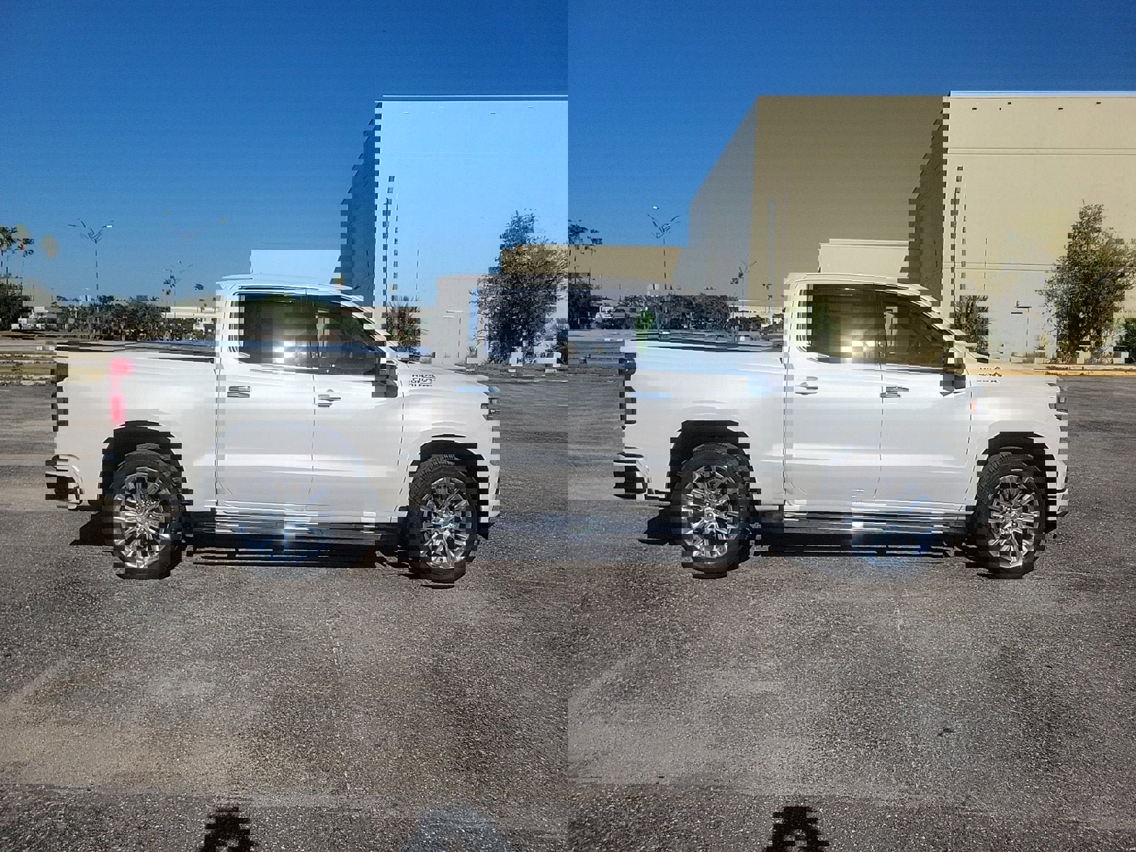 Used 2020 Chevrolet Silverado 1500 High Country w/ Technology Package image 5