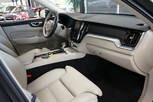 Used 2019 Volvo XC60 T5 Momentum w/ Multimedia Package image 48