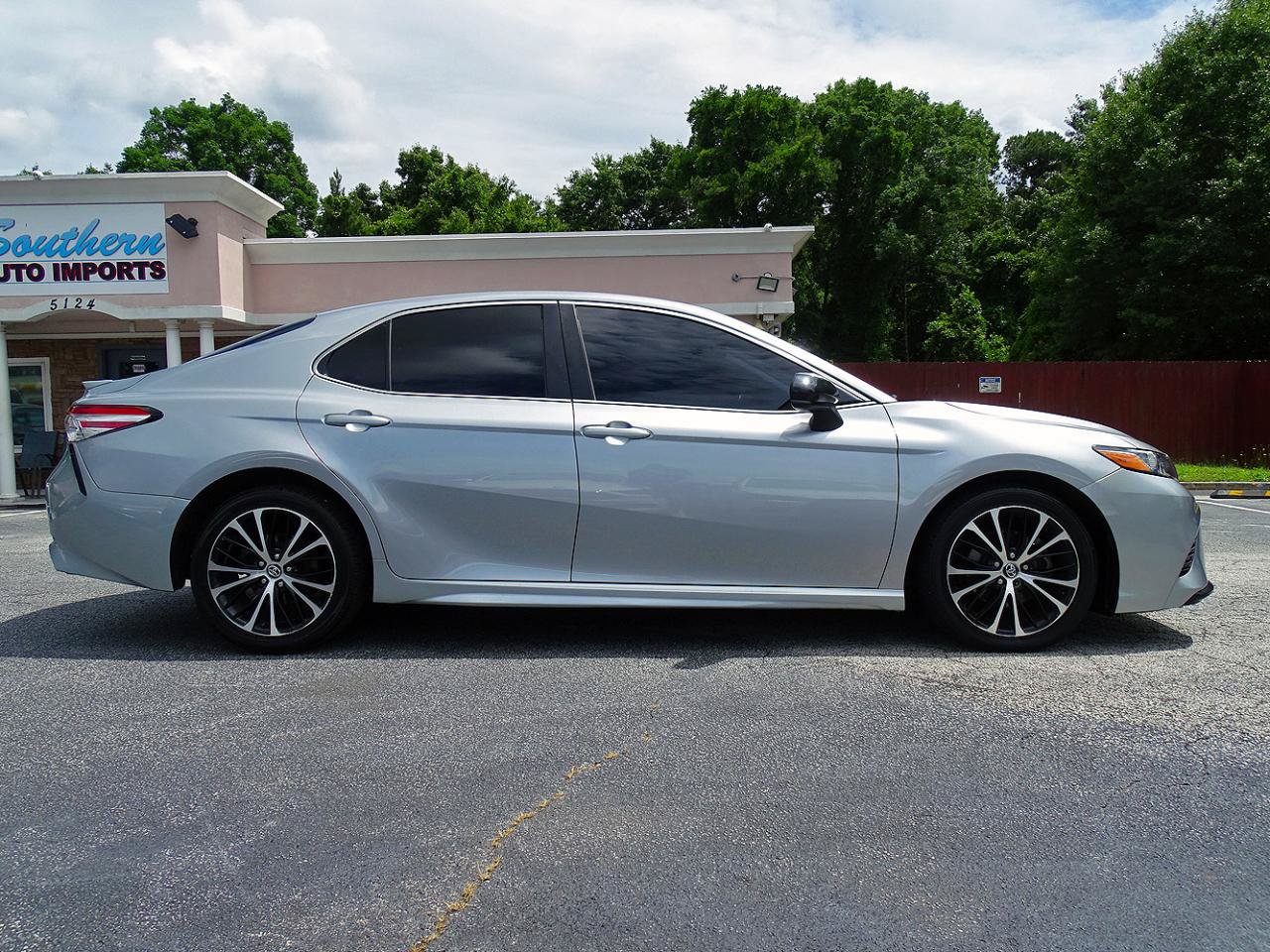 Used 2020 Toyota Camry SE FWD image 11