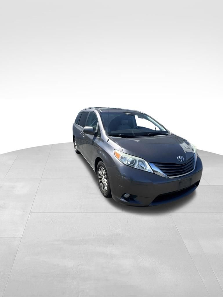 Used 2011 Toyota Sienna XLE w/ Entertainment Pkg FWD image 9