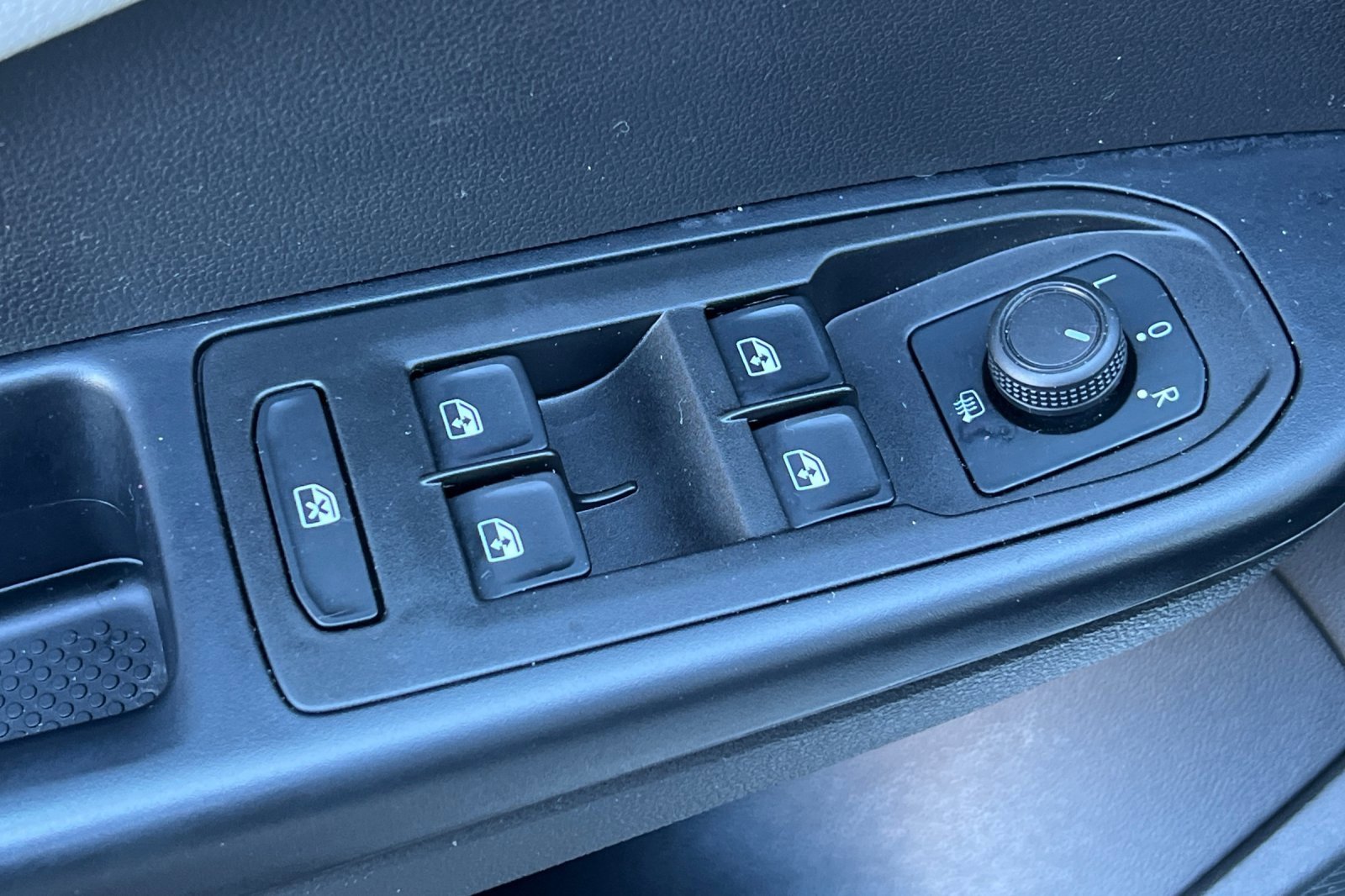 Used 2024 Volkswagen Taos SE image 14