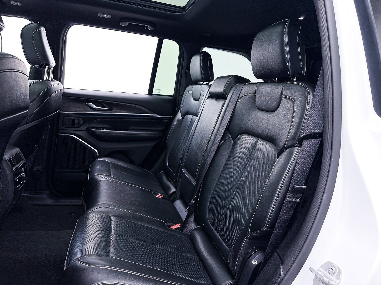 Used 2023 Jeep Grand Cherokee Overland AWD/4WD image 54