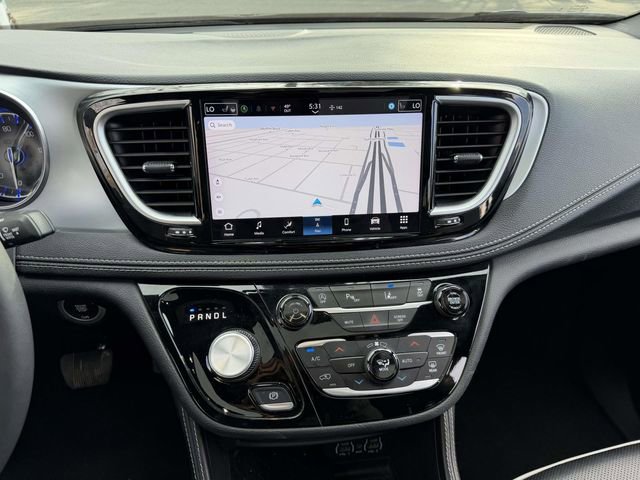 Used 2025 Chrysler Pacifica Limited FWD image 17
