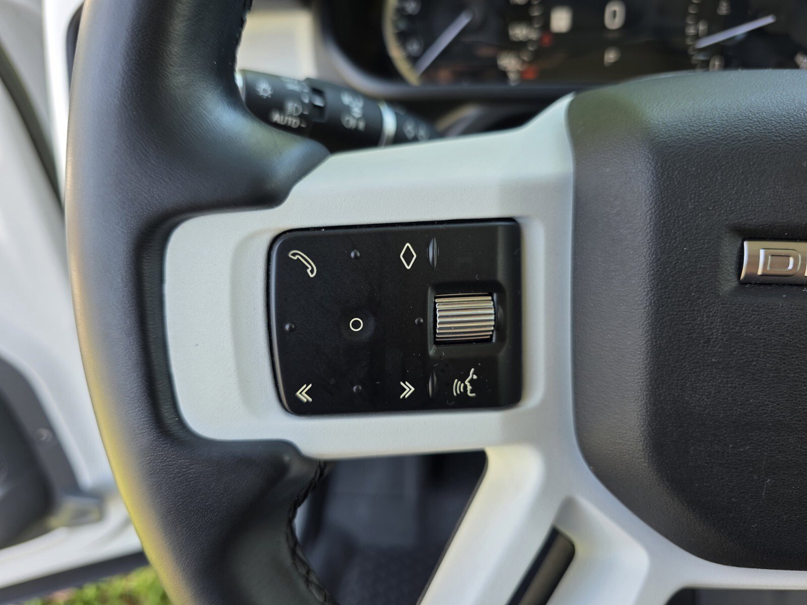 Used 2023 Land Rover Defender 110 SE AWD/4WD image 19