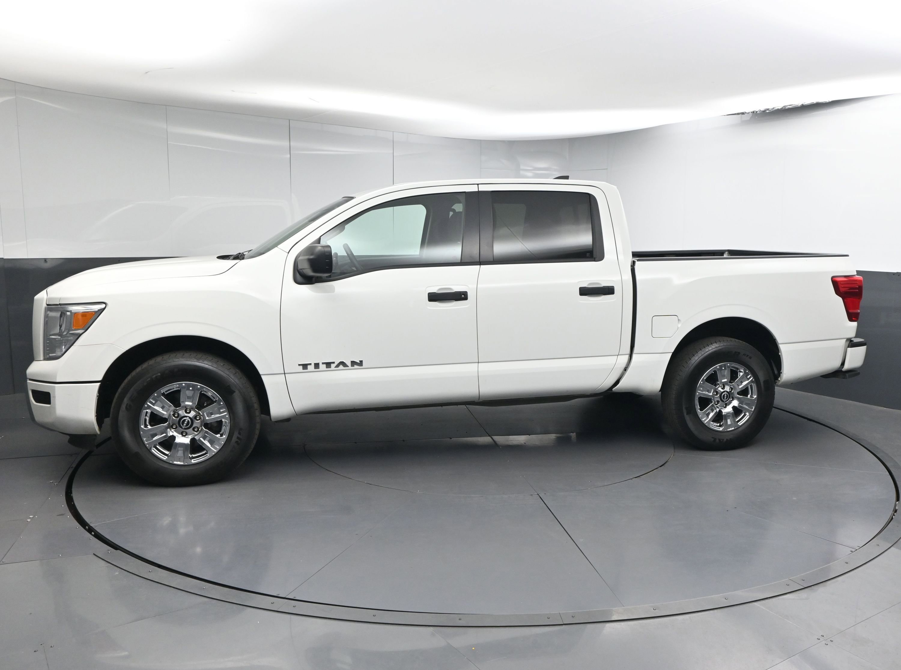 Used 2024 Nissan Titan SV w/ Accessory Utility Package image 5