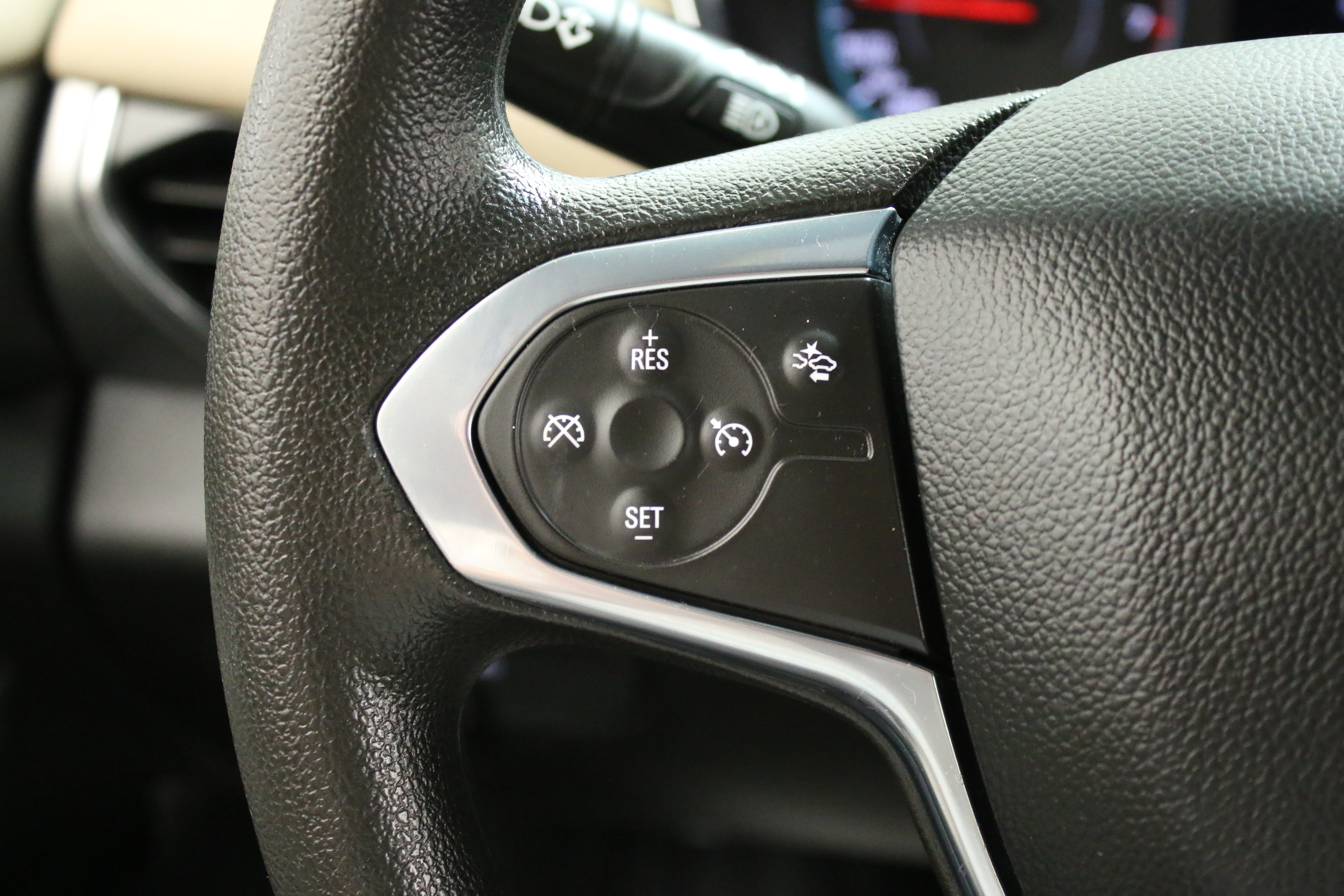 Used 2023 Chevrolet Traverse LS FWD image 15