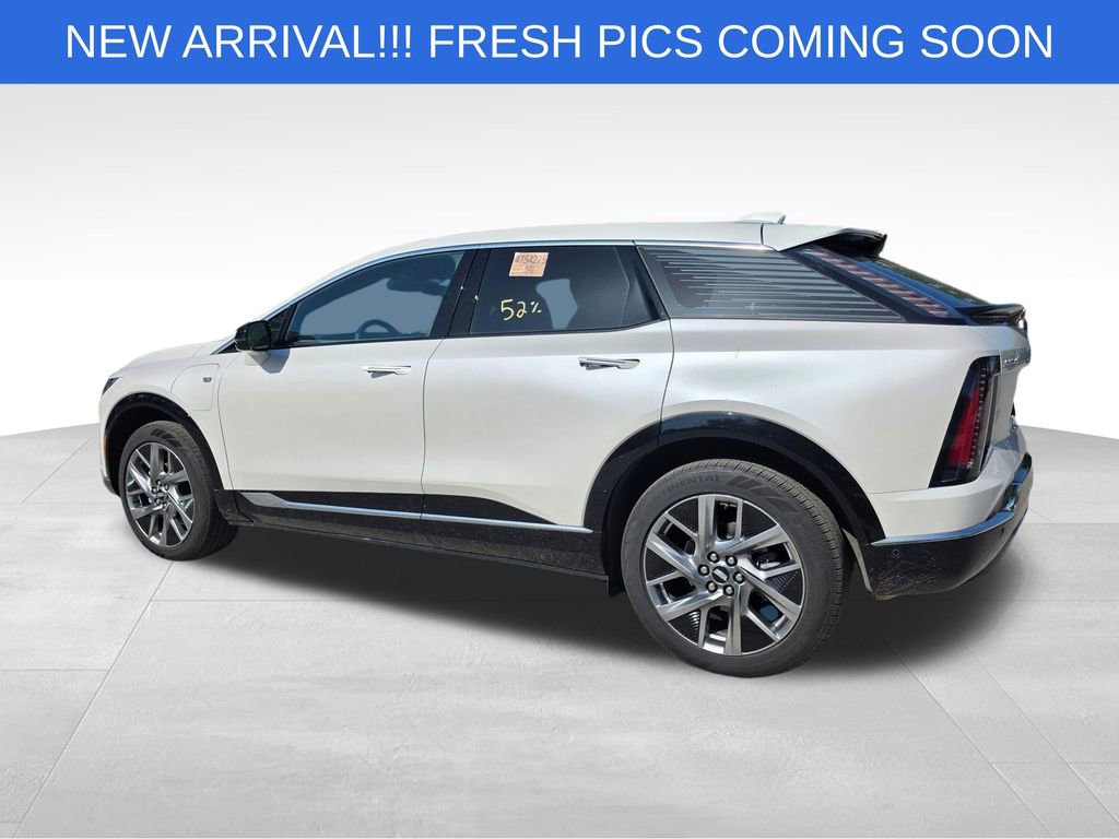 Certified 2025 Cadillac Optiq Luxury 2 w/ LPO, Floor Liner Package image 4