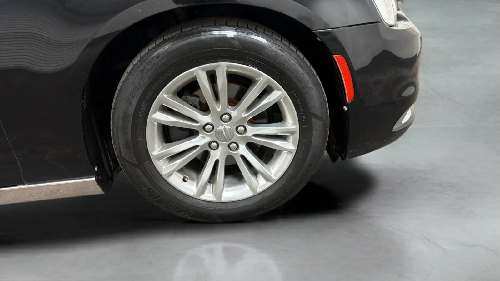 Used 2016 Chrysler 300 C RWD image 25