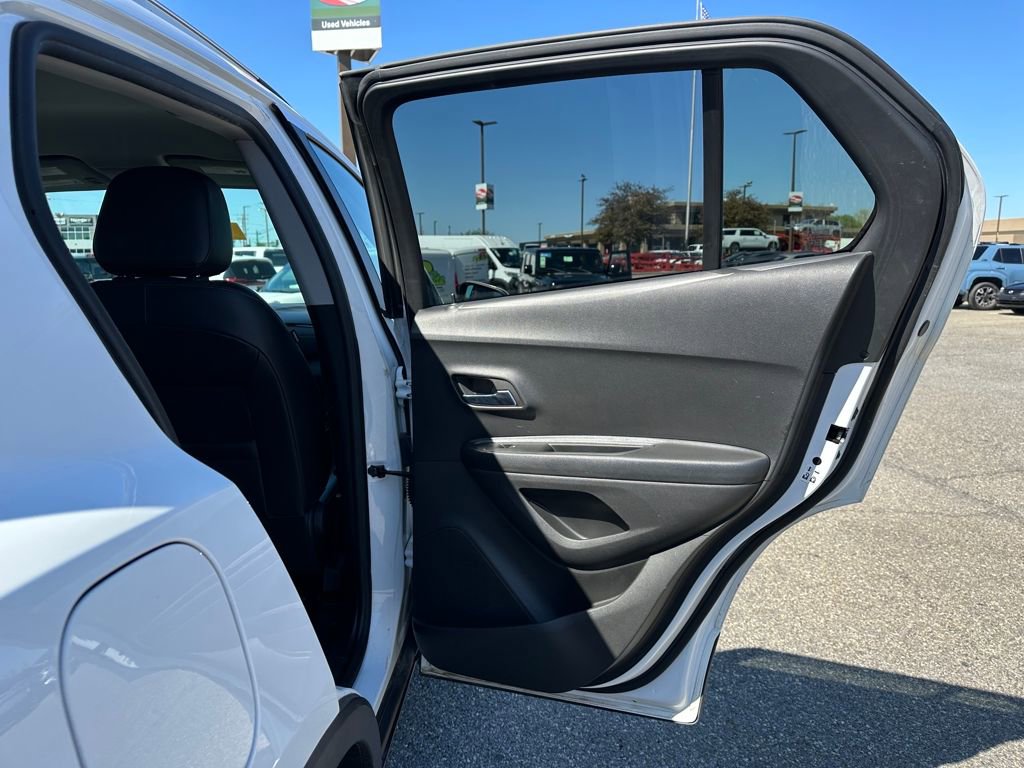 Certified 2022 Chevrolet Trax LT w/ LT Convenience Package AWD/4WD image 18