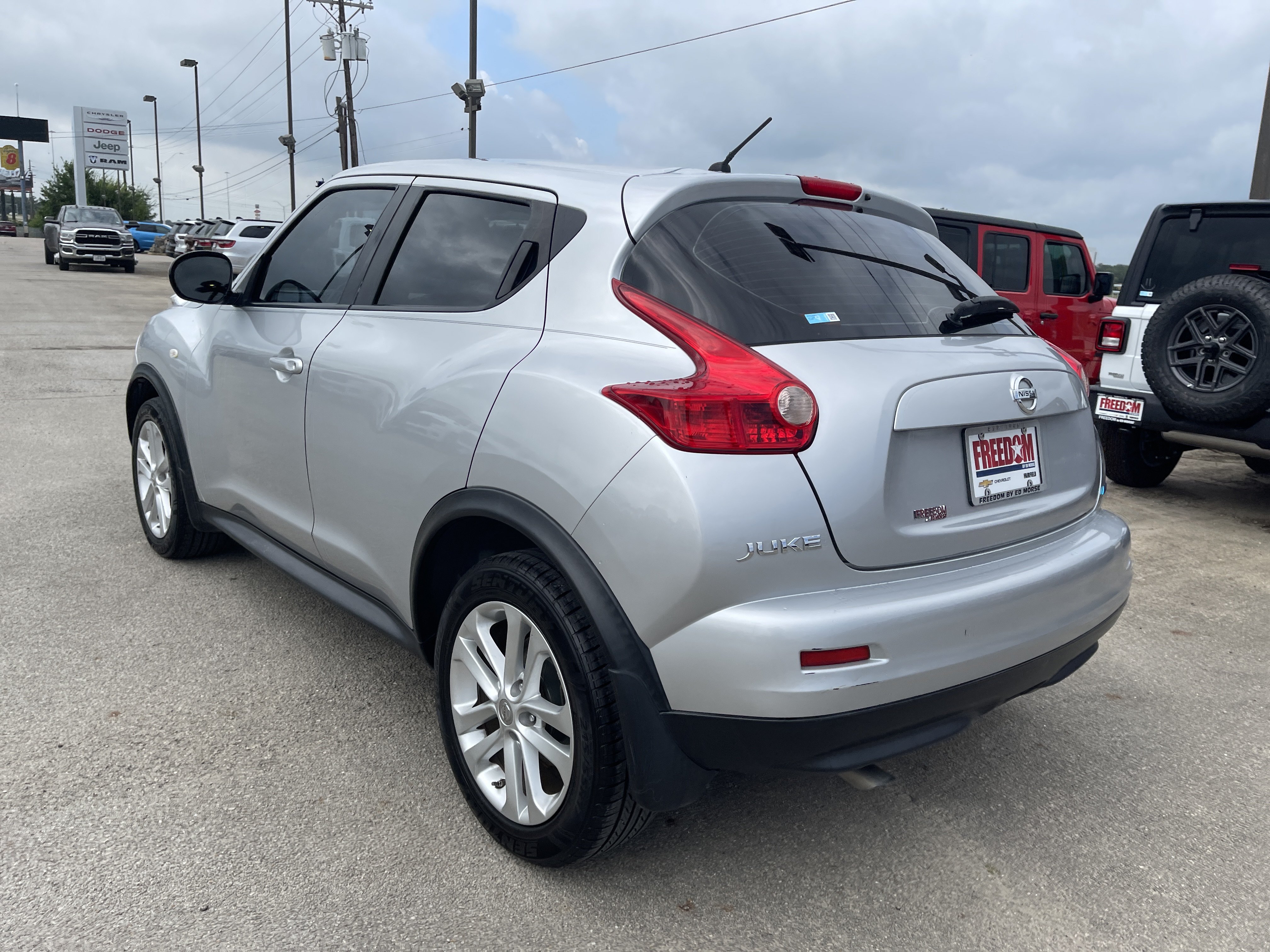 Used 2013 Nissan Juke S FWD image 6