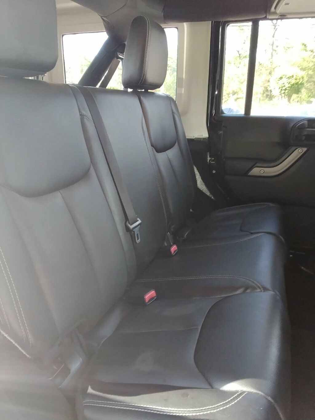 Used 2016 Jeep Wrangler Unlimited Sahara w/ Connectivity Group AWD/4WD image 9