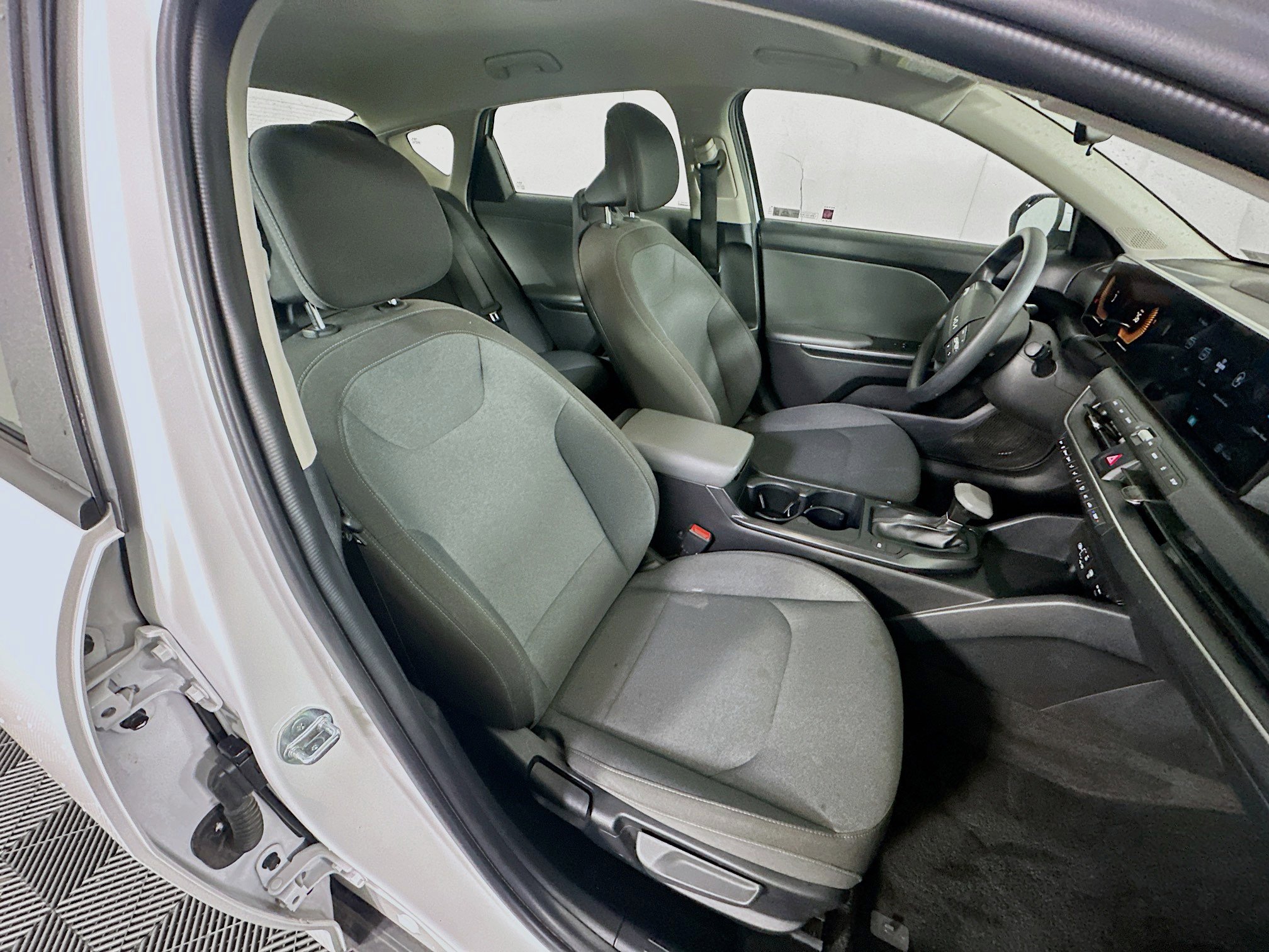 Used 2025 Kia K4 LXS image 29