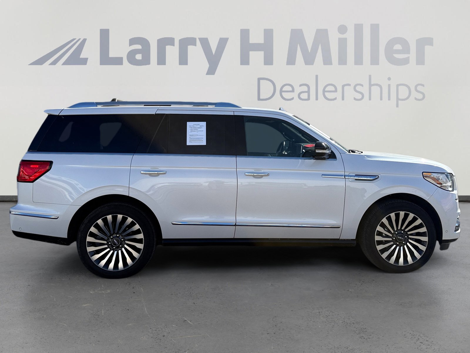 Used 2019 Lincoln Navigator Reserve image 6