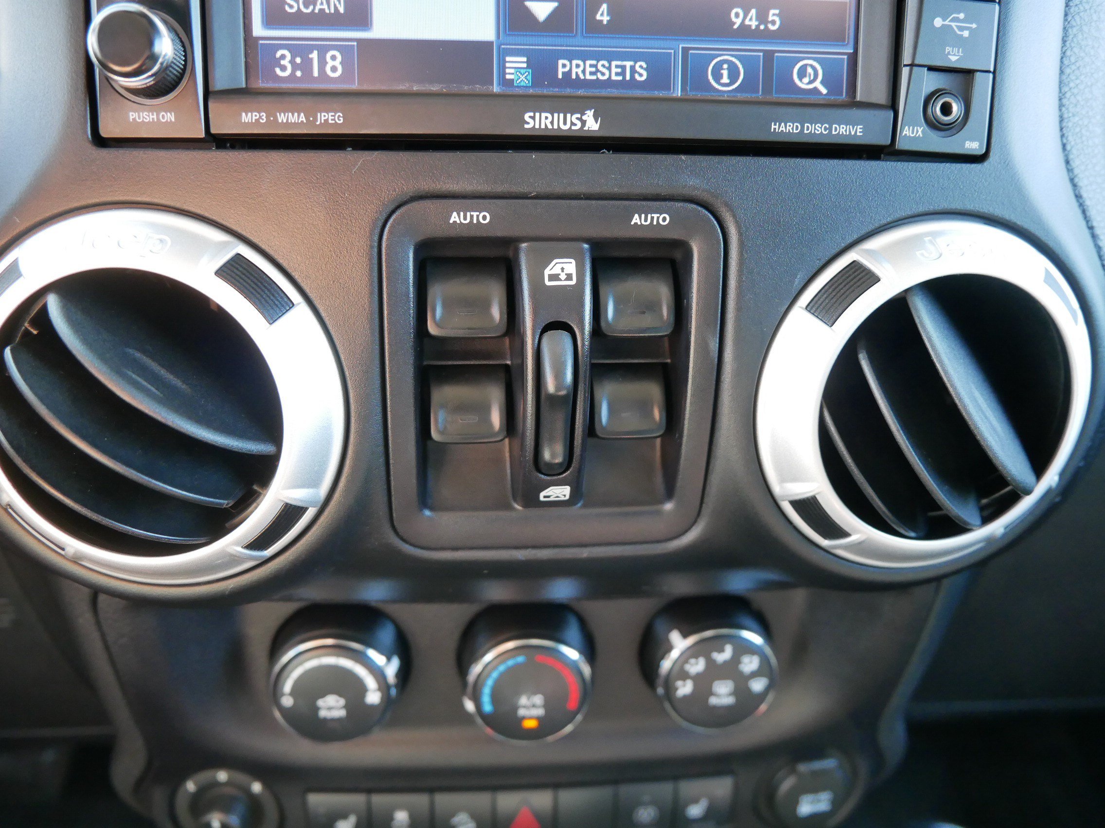 Used 2015 Jeep Wrangler Unlimited Rubicon w/ Connectivity Group AWD/4WD image 24