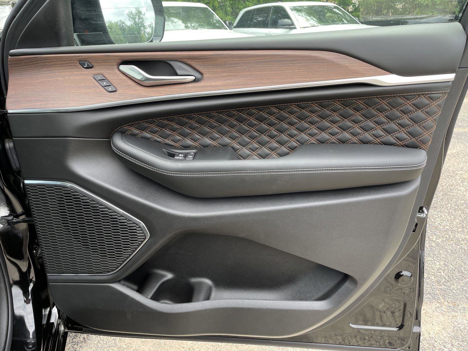 Used 2025 Jeep Grand Cherokee Summit w/ Adv Protech Group IV AWD/4WD image 52