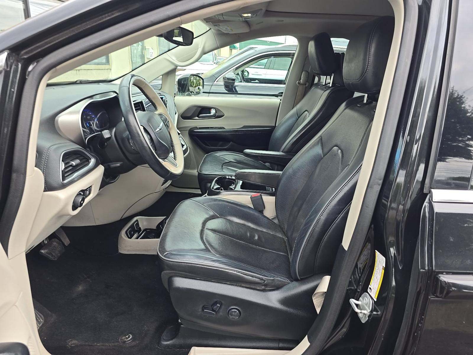 Used 2018 Chrysler Pacifica Limited w/ Tire & Wheel Group FWD image 5