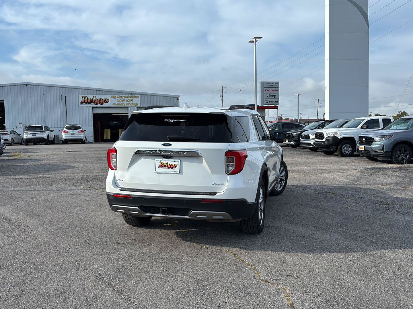 Used 2021 Ford Explorer XLT w/ Equipment Group 202A AWD/4WD image 23