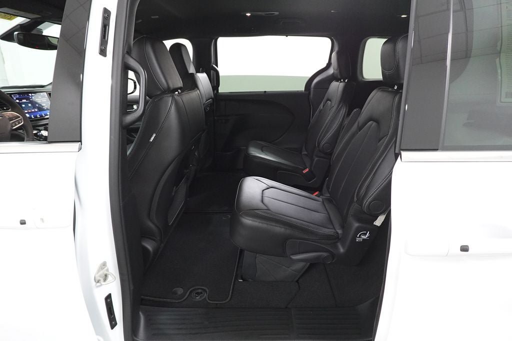 New 2027 Chrysler Pacifica Select FWD image 23