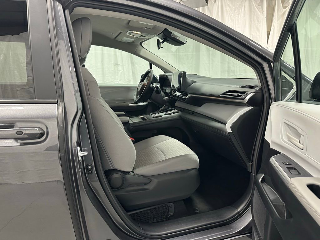 Used 2025 Toyota Sienna LE image 62