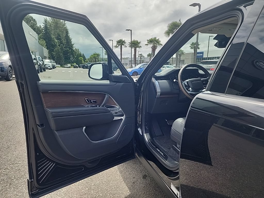 New 2026 Land Rover Range Rover Long Wheelbase SE AWD/4WD image 11