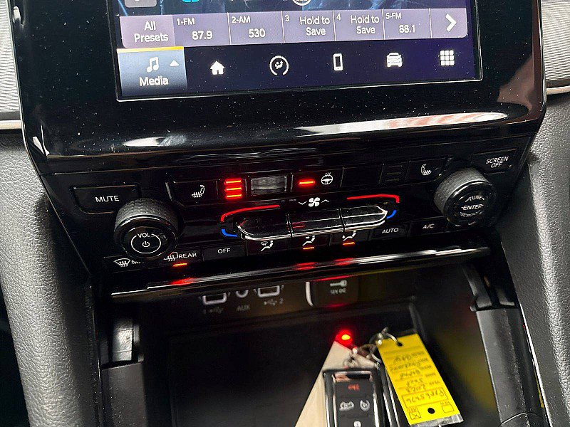 Used 2023 Jeep Grand Cherokee L Laredo image 15