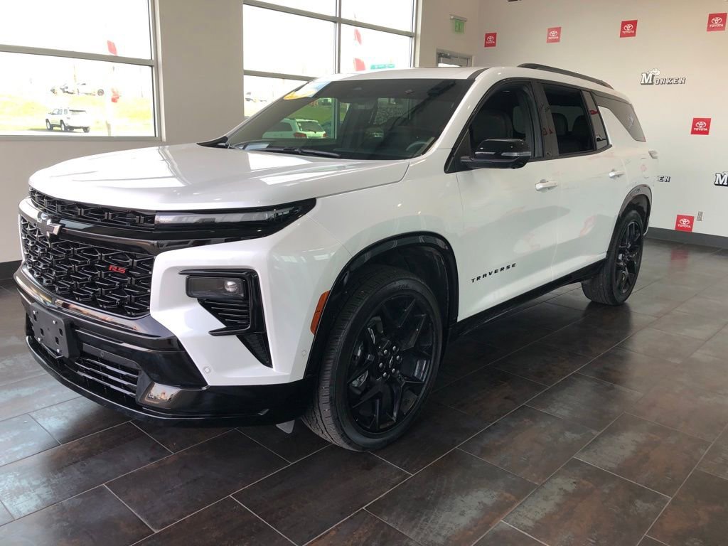 Used 2024 Chevrolet Traverse RS image 3