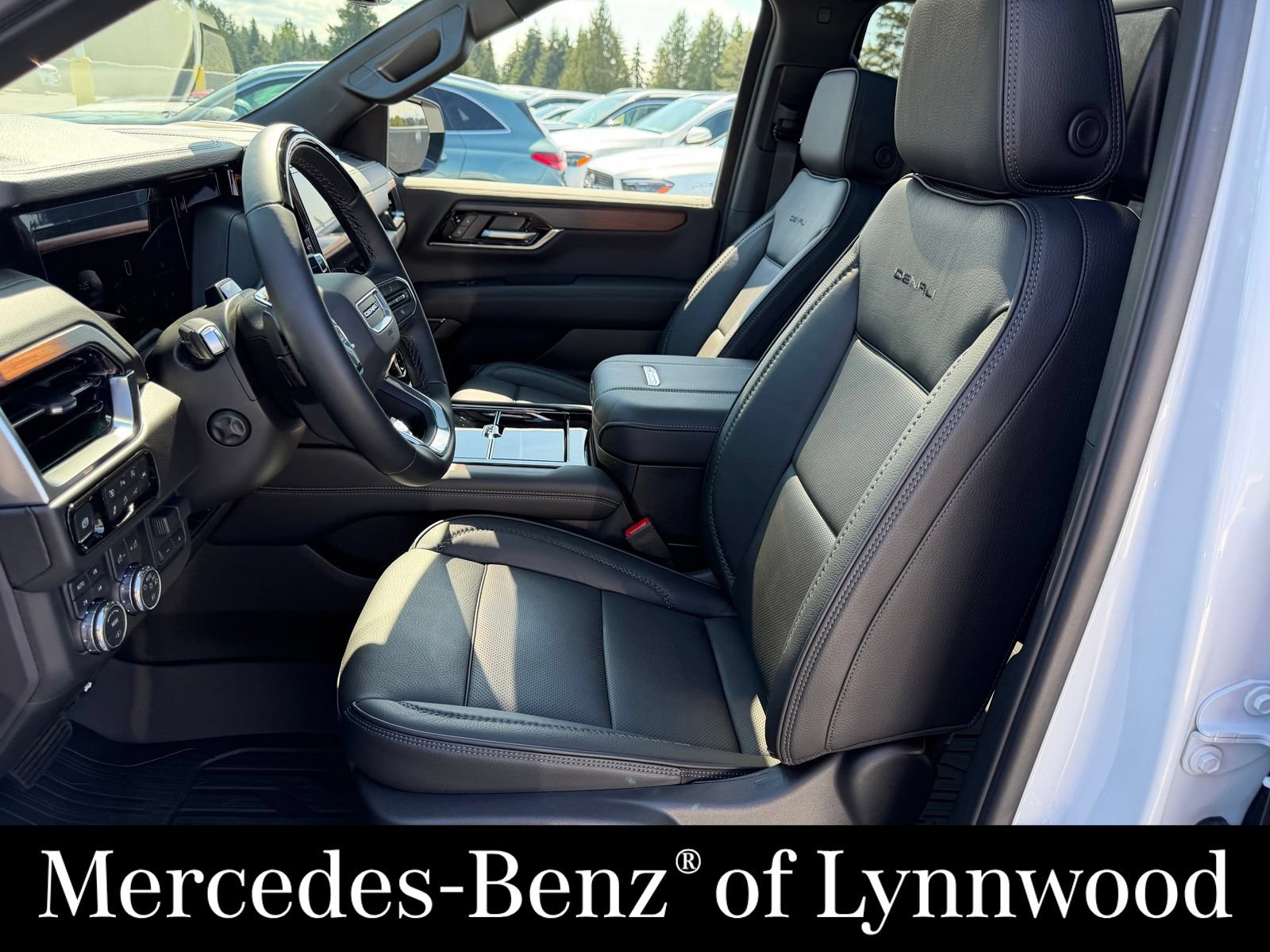 Used 2026 GMC Yukon XL Denali w/ Denali Reserve Package AWD/4WD image 12