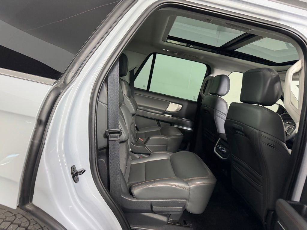 Used 2025 Ford Expedition Active AWD/4WD image 28