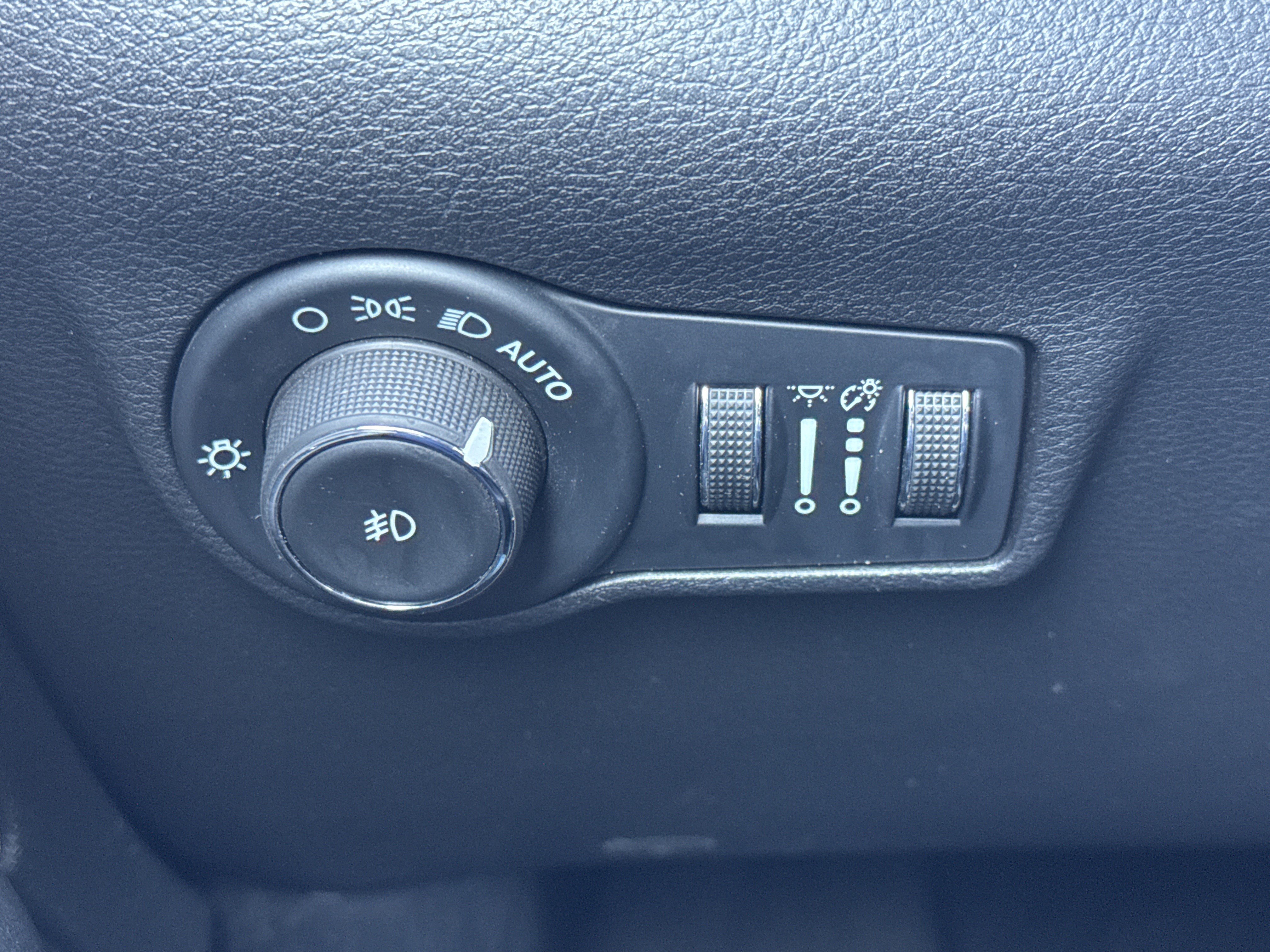 Used 2025 Jeep Compass Limited image 14