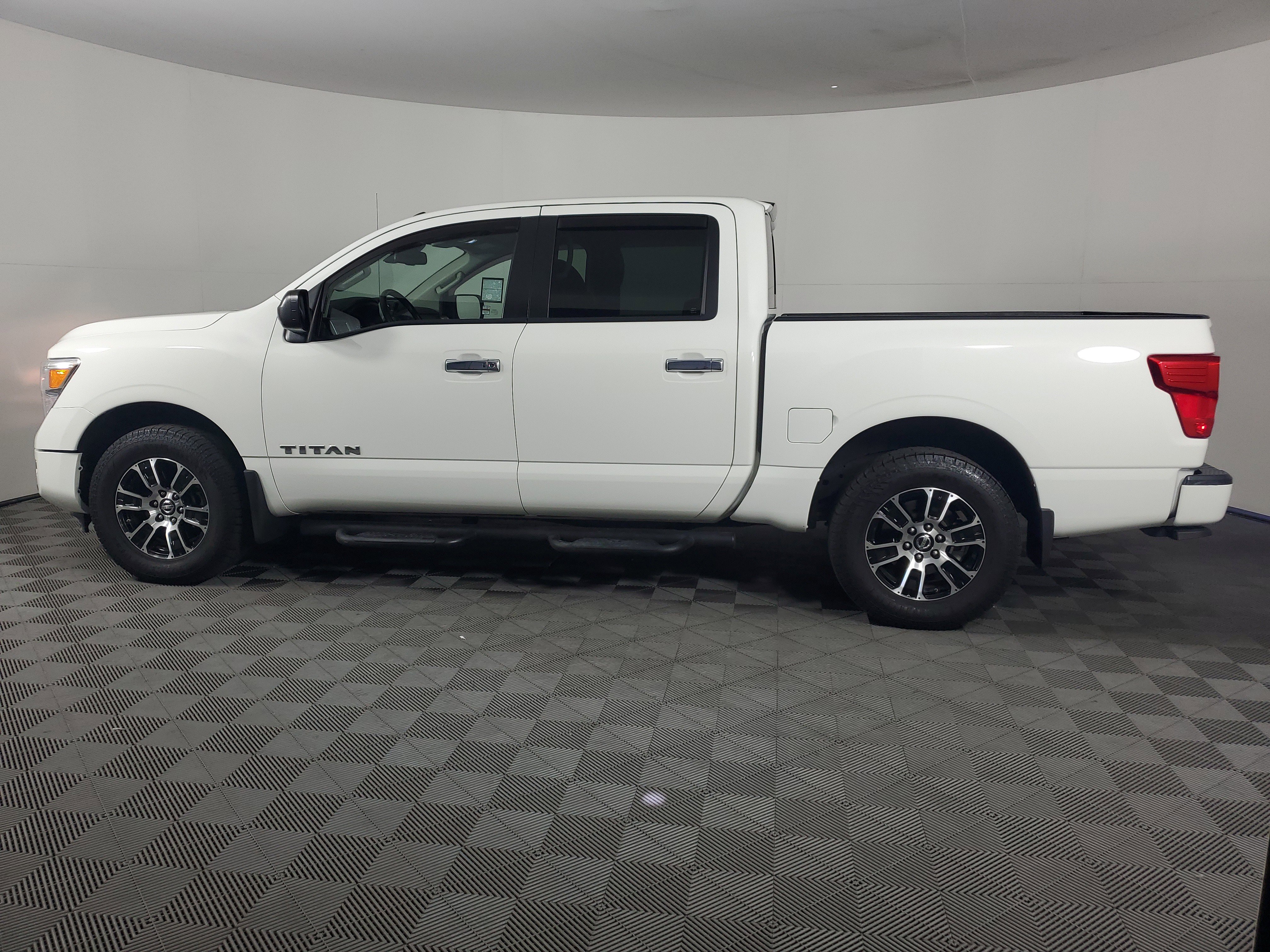 Used 2021 Nissan Titan SV w/ SV Convenience Package image 7