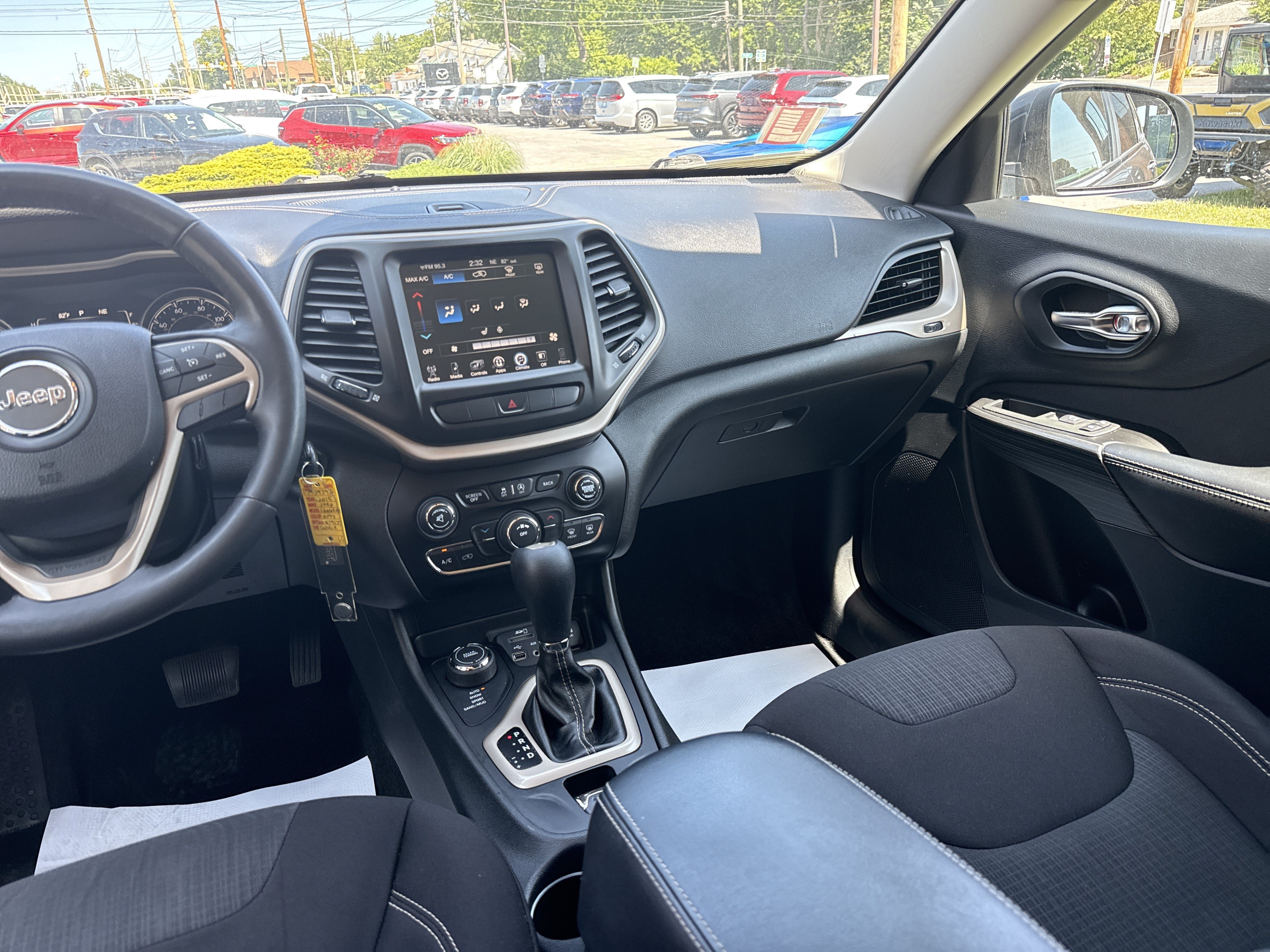 Used 2015 Jeep Cherokee Latitude w/ Cold Weather Group AWD/4WD image 22