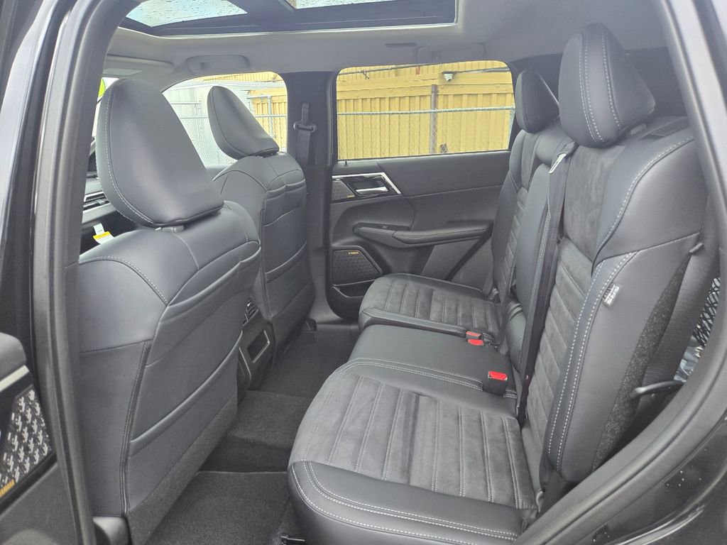 New 2026 Mitsubishi Outlander SE image 6