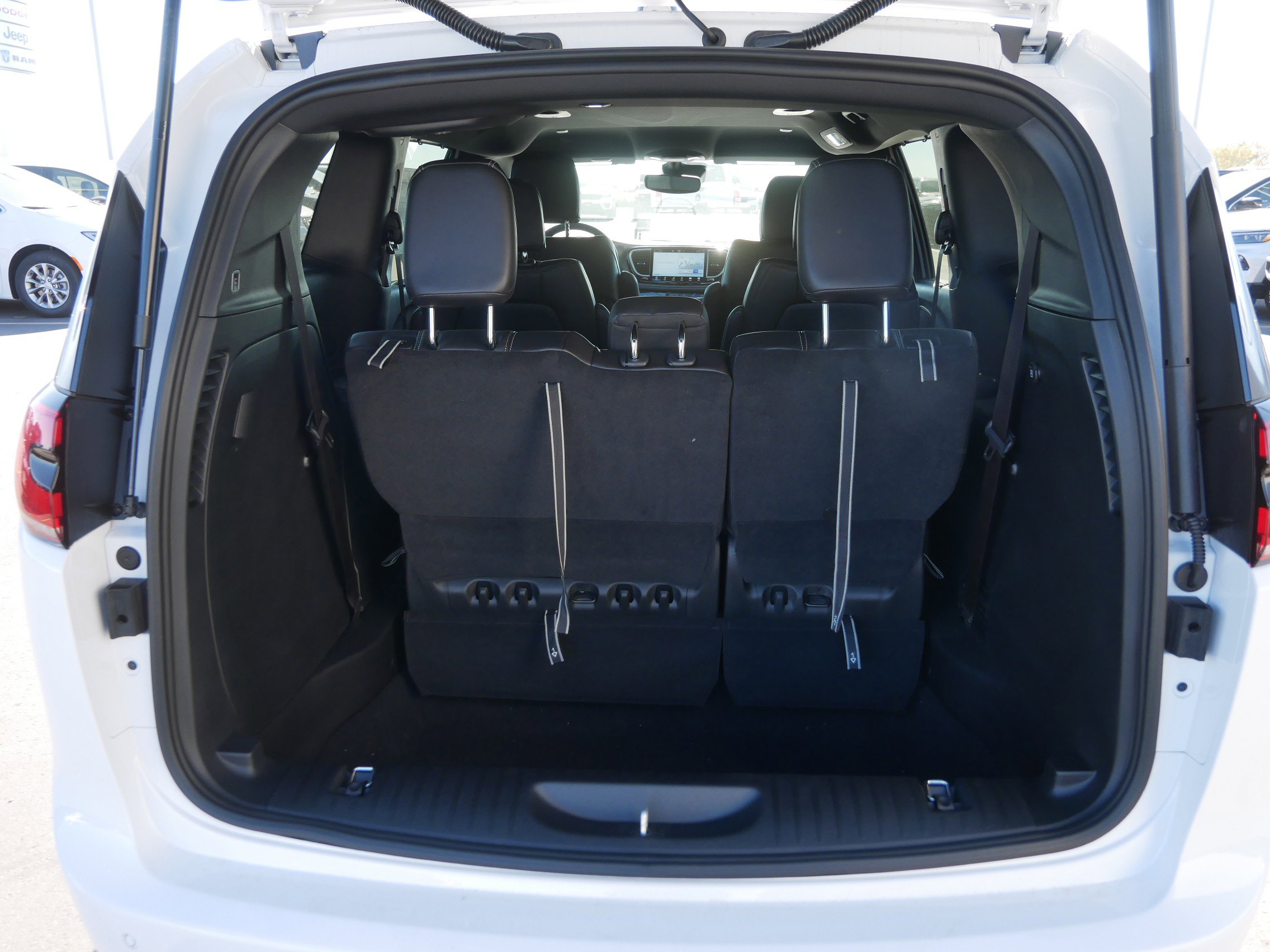 New 2026 Chrysler Pacifica Select image 5