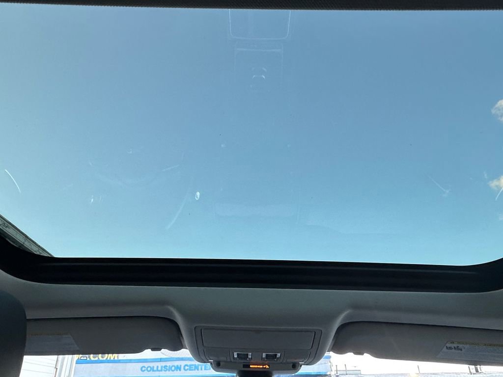 Used 2018 Jaguar XE Premium image 25