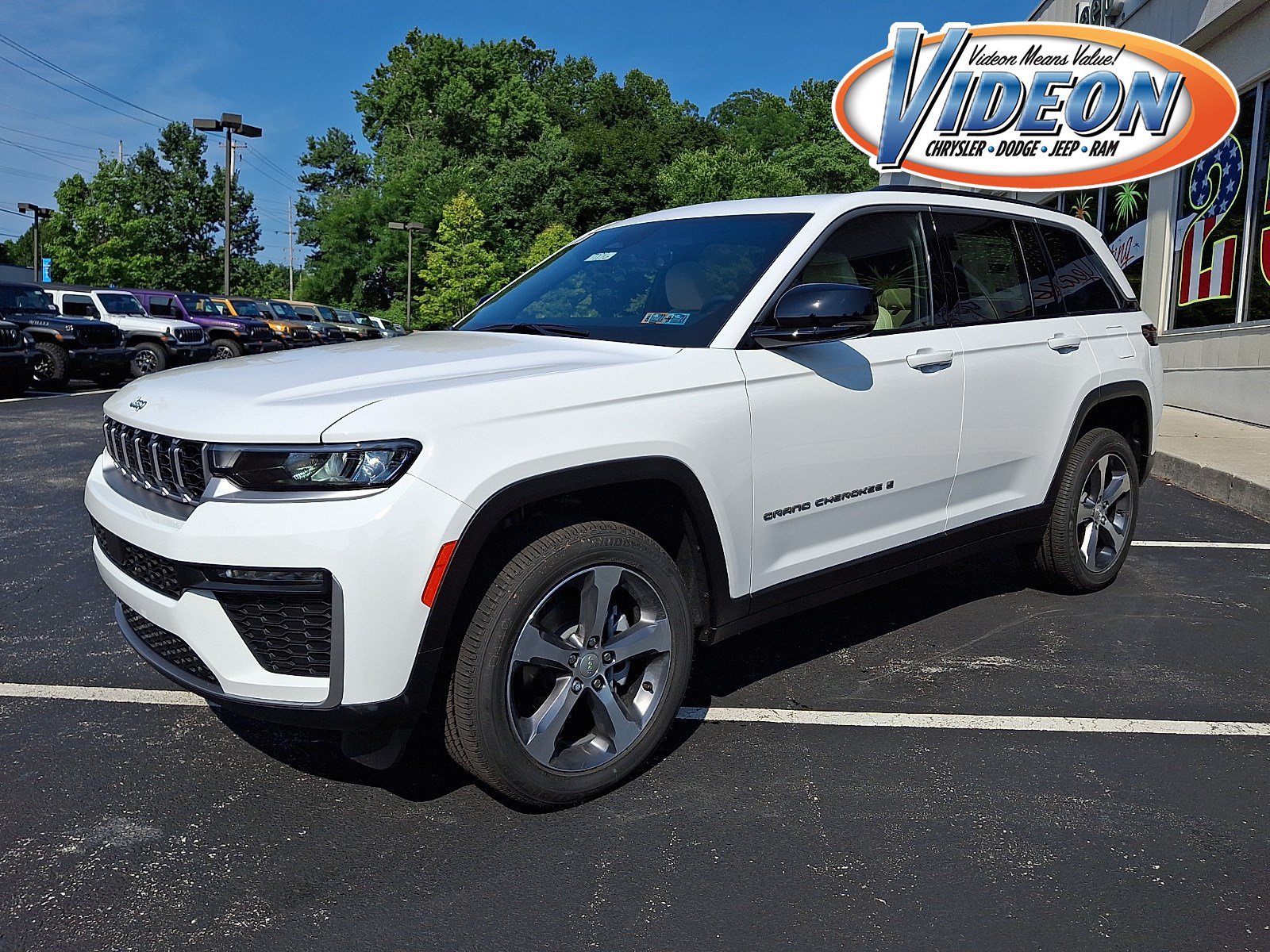 New 2026 Jeep Grand Cherokee Limited AWD/4WD image 1