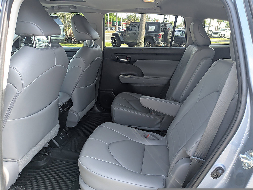 Used 2023 Toyota Highlander XLE FWD image 13