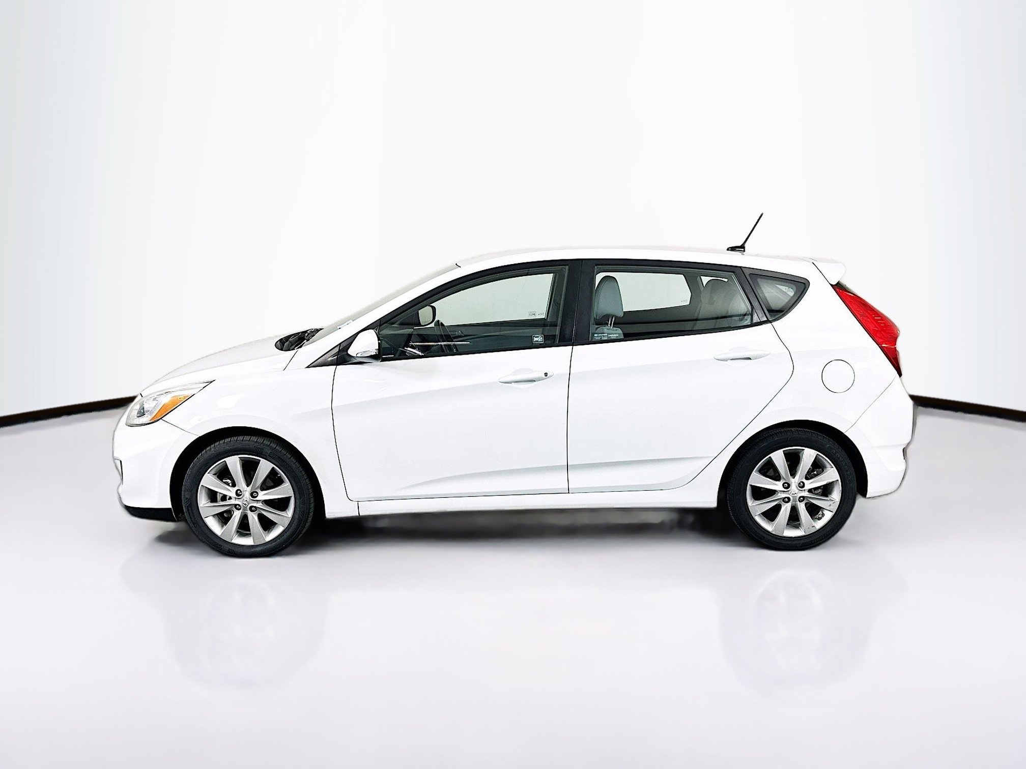Used 2014 Hyundai Accent SE image 4