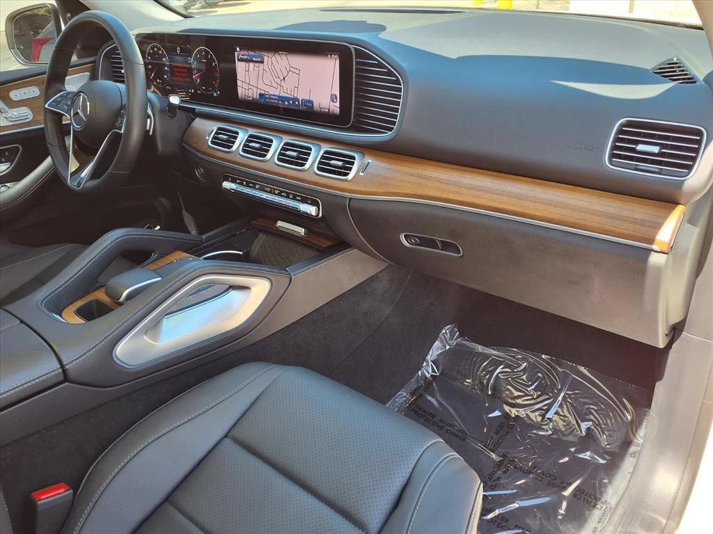 Used 2025 Mercedes-Benz GLE 350 4MATIC w/ Winter Package image 8